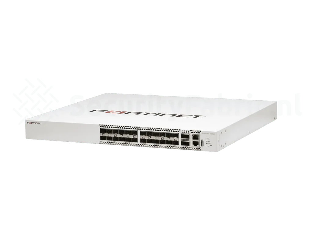 Een Fortinet 1024E-netwerkswitch met meerdere SFP+- en QSFP-poorten