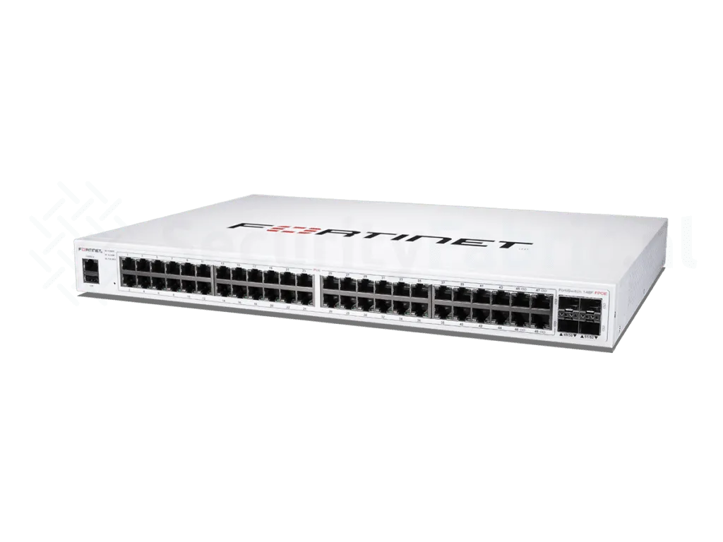 Een Fortinet 148F-FPOE-netwerkswitch met meerdere ethernet- en SFP+ poorten