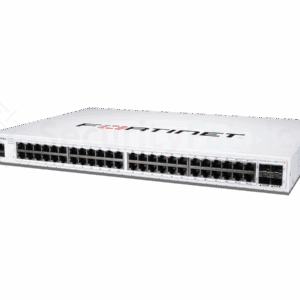 Een Fortinet 148F-FPOE-netwerkswitch met meerdere ethernet- en SFP+ poorten