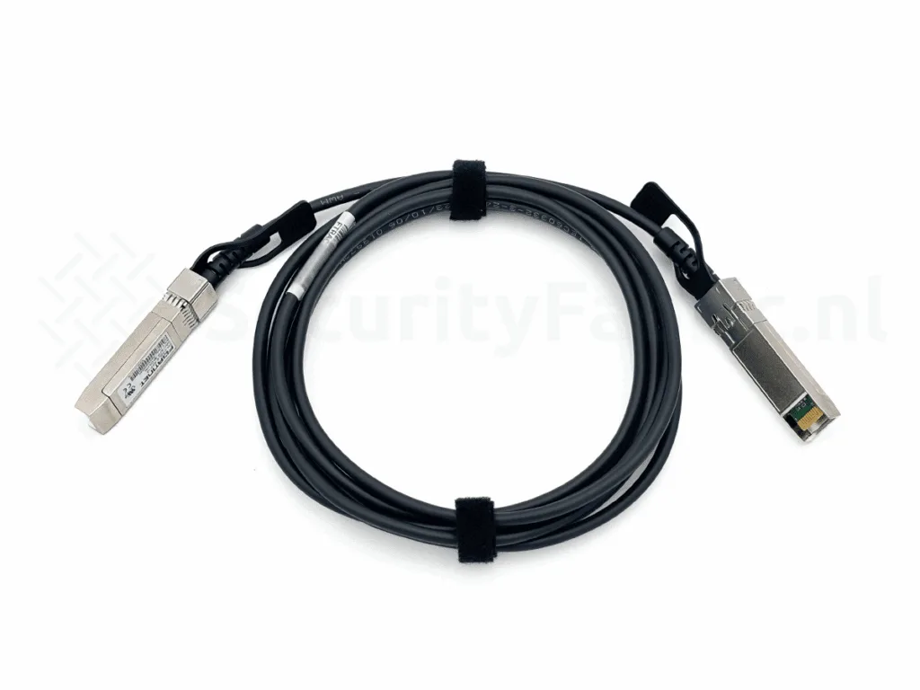 Drie meter lange direct attach cable waarmee glasvezel verbindingen gemaakt worden