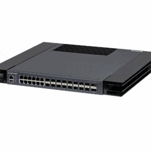 een zwarte FortiSwitch 424F-PoE in ruggedized uitvoering met ethernet en glasvezelaansluitingen